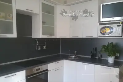 Угловая глянцевая кухня с витринами от Premier Garden