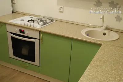 Кухня в зеленых тонах от Premier Garden