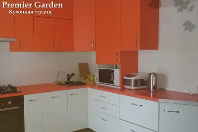 Яркая кухня для загородного дома от Premier Garden