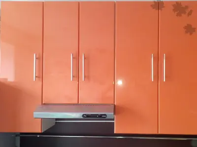 Яркая кухня в глянцевом исполнении от Premier Garden