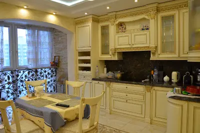Кухня в трехкомнатной квартире           