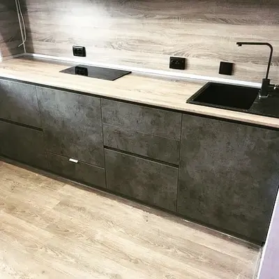 Кухонный гарнитур цвета бетон от Premier Garden. 