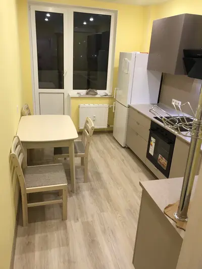 Меблировка новой квартиры от Premier Garden в светлых тонах под дерево
