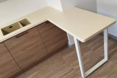 Столешница с барной стойкой из искусственного камня Tristone