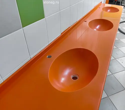 Hi-Macs S027 Orange Solid Стол с интегрированными раковинами и ногами из искусственного камня