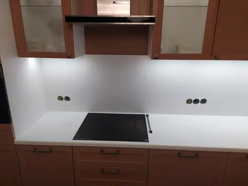 Столешница с кухонным фартуком из искусственного камня Hi-Macs W001 Ice Queen 