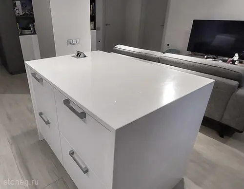 Стол с ногами из искусственного камня Hi-Macs белого цвета